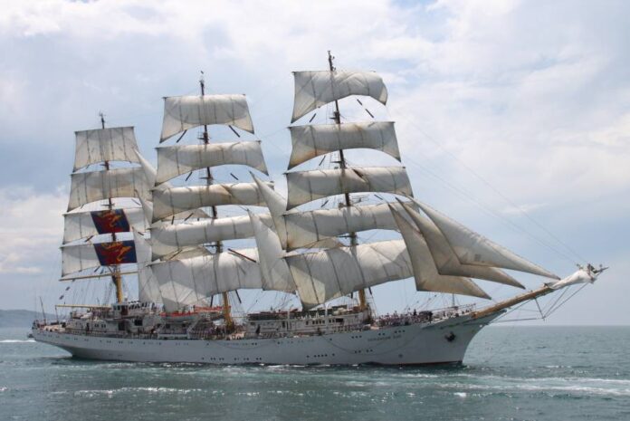 Polski żaglowiec Dar Młodzieży