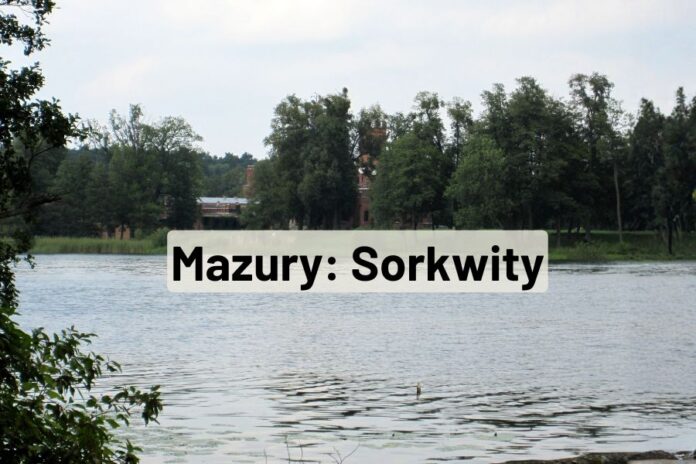Sorkwity. Wieś na mazurach. jezioro Lampackie i Pałac rodów von Mirbach i von Paleske